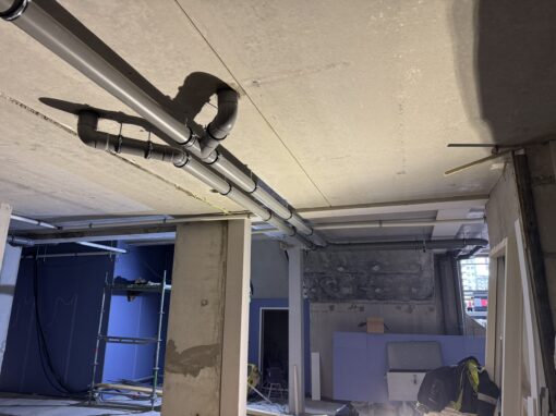 Riolering onder het plafond – woningbouw 1