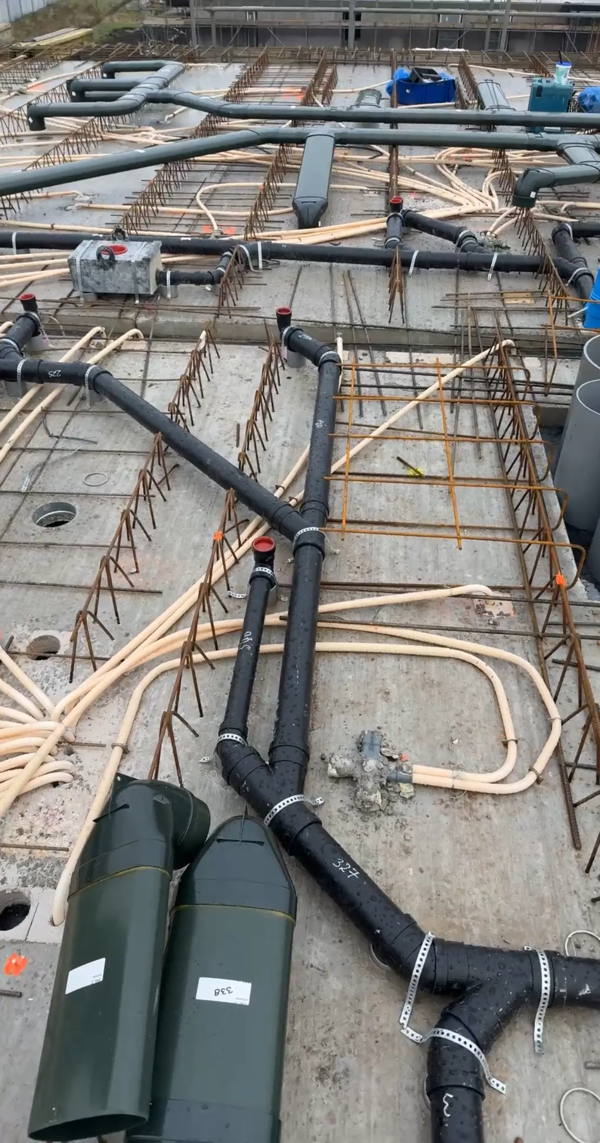 Installaties in de vloer: riolering, waterleidingen en sparingen in de betonplaat