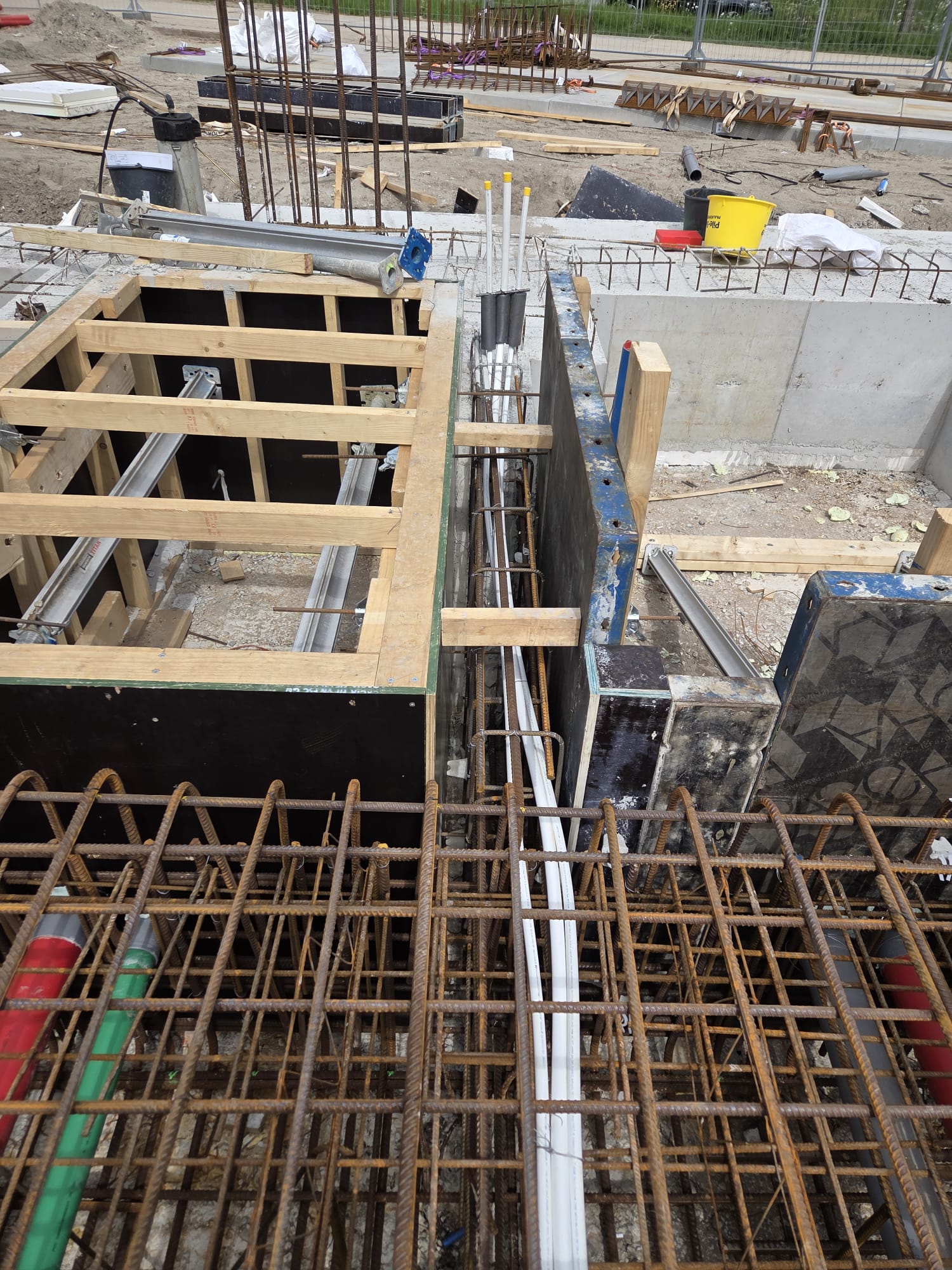 Installaties in de vloer riolering, waterleidingen en sparingen in de betonplaat 1