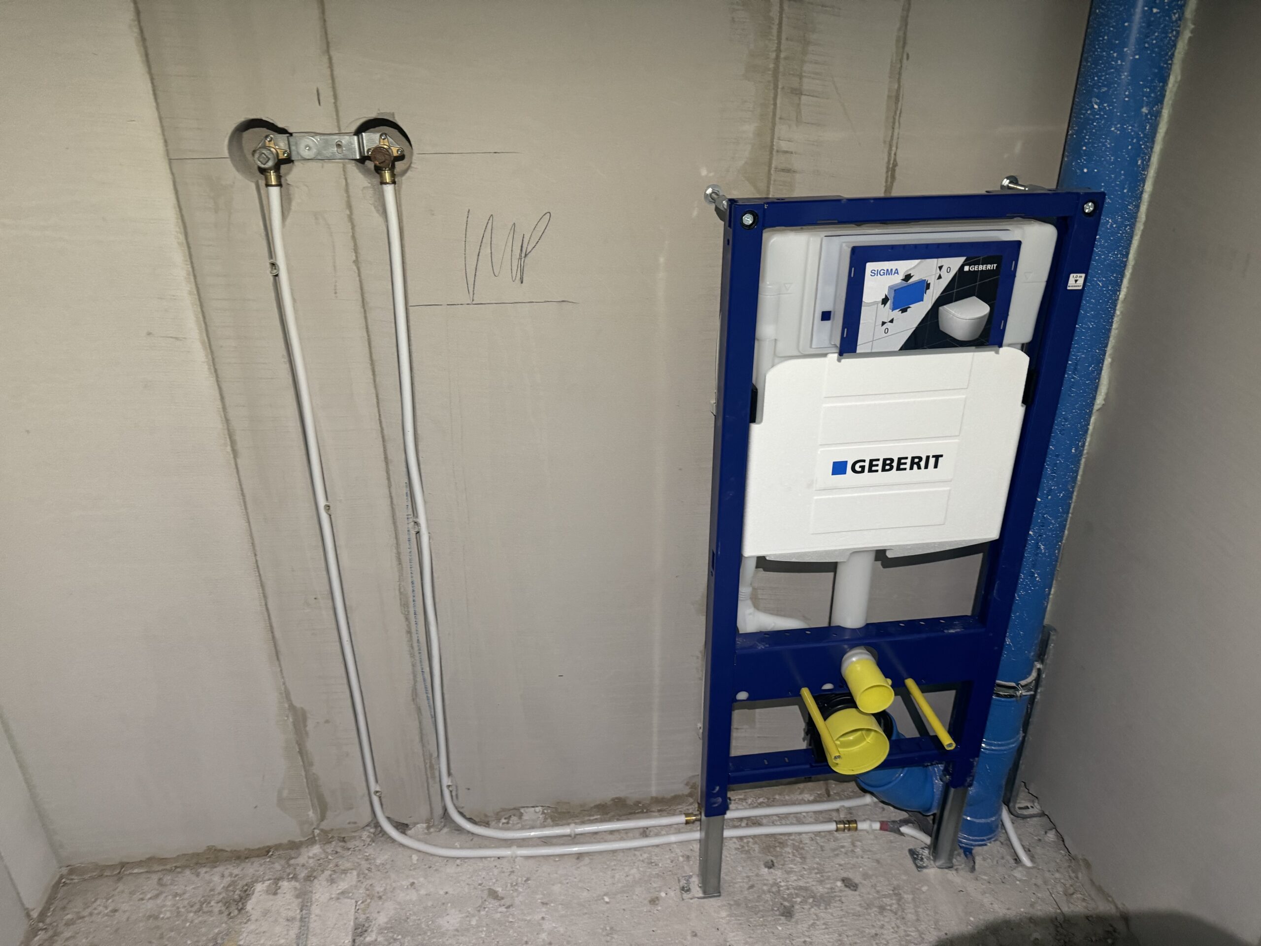 Water- en afvoeraansluitingen voor douche en toilet in een nieuwbouwappartement.